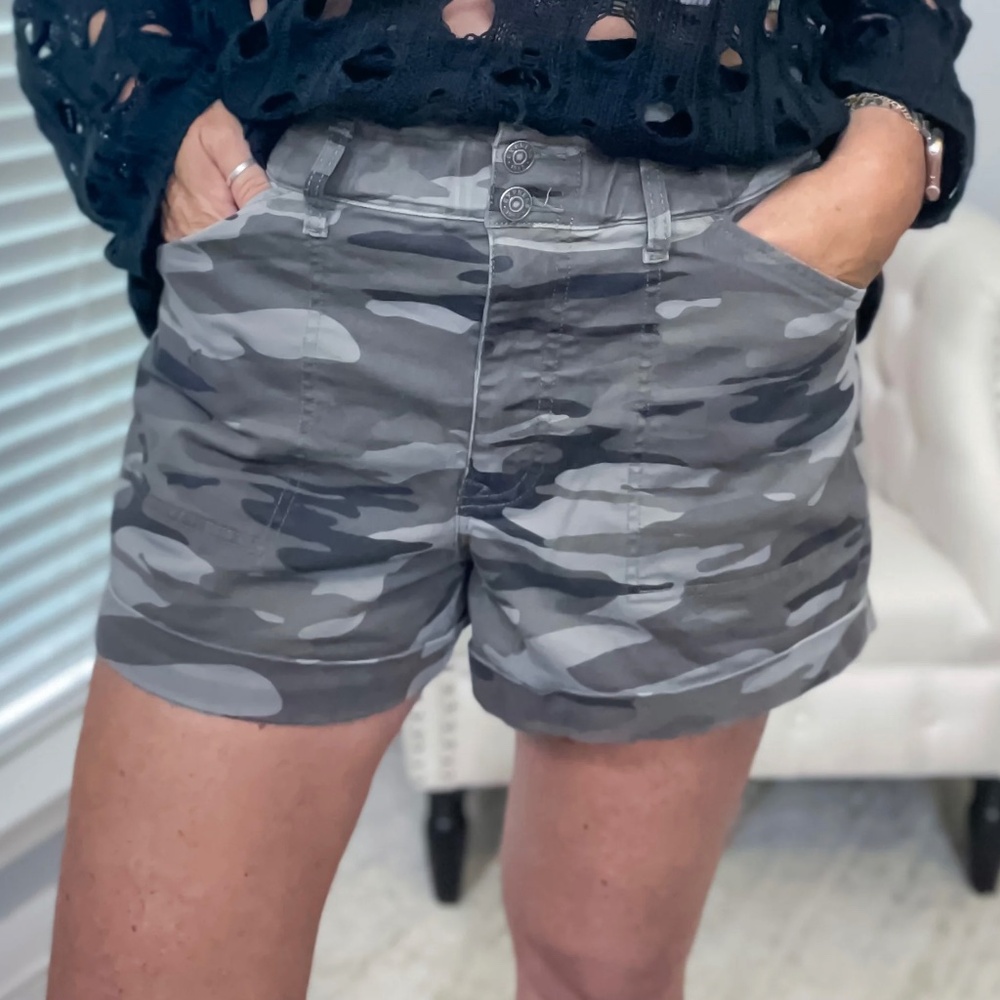 EXPRESS Camo Super High Rise Shorts - Size Med